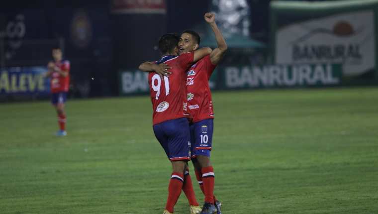 Cristian Albizures anotó un doblete en el triunfo de Xelajú sobre Siquinalá. (Foto Prensa Libre: Raúl Juárez)