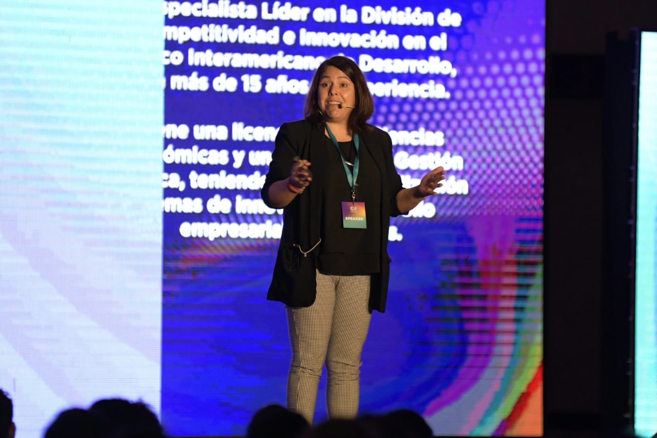 Claudia Suaznábar, especialista en innovación del BID participó durante el Guatemala Innovation Forum 2019 organizado por Pronacom. (Foto Prensa Libre: Cortesía)