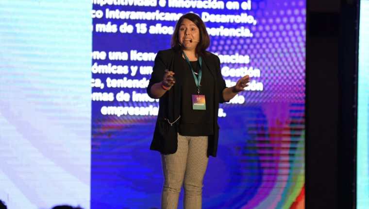 Claudia Suaznábar, especialista en innovación del BID participó durante el Guatemala Innovation Forum 2019 organizado por Pronacom. (Foto Prensa Libre: Cortesía)