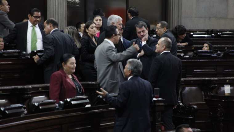 Diputados durante la sesión plenaria del 12 de noviembre. (Foto Prensa Libre: Noé Medina) 