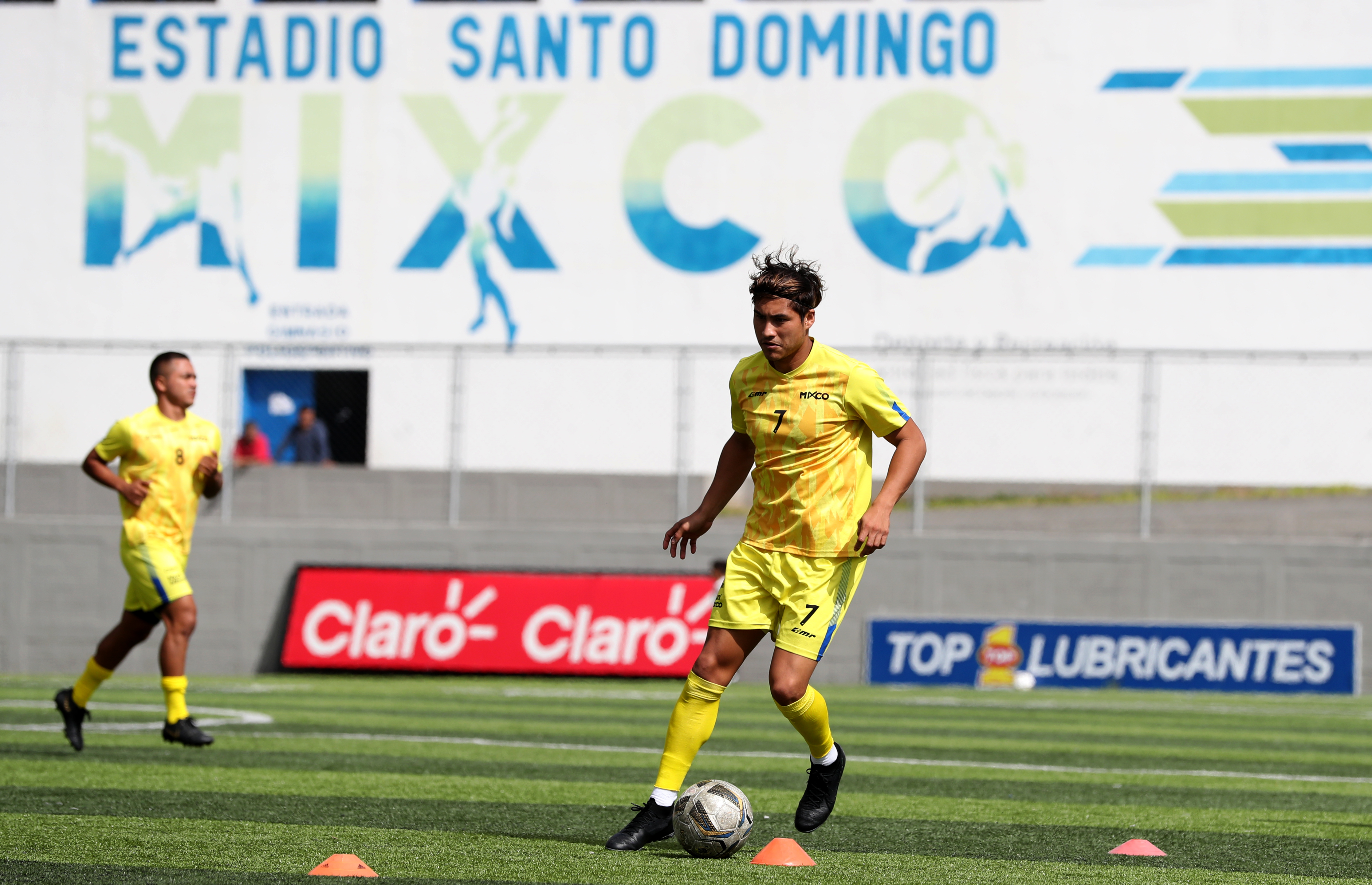 Dustin Corea, delantero de Deportivo Mixco conduce el balón durante la práctica en el estadio Santo Domingo. (Foto Prensa Libre: Francisco Sánchez).