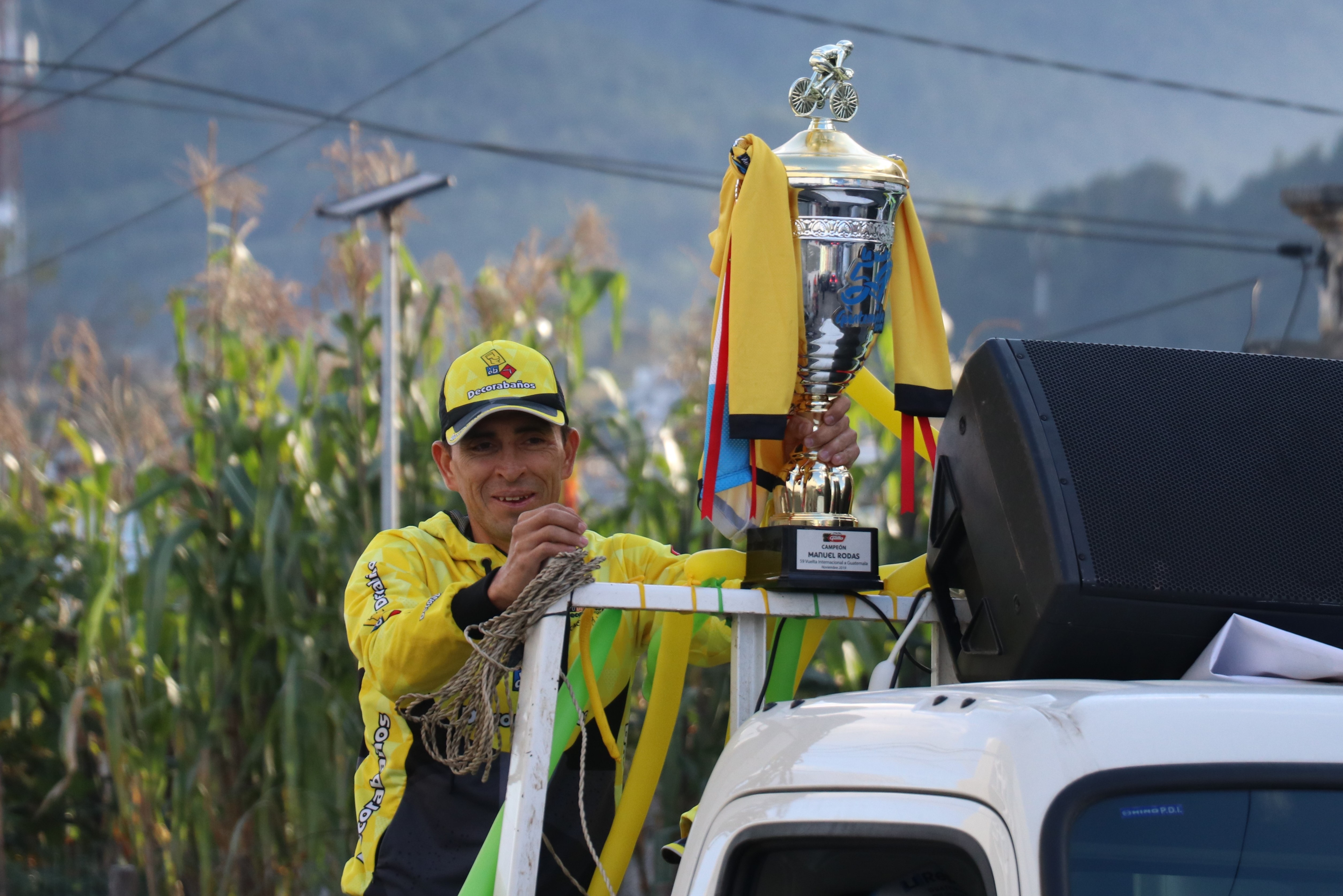 El bicampeón Manuel Rodas, con trofeo en mano recorrió las calles de La Esperanza. (Foto Prensa Libre: Raúl Juárez)