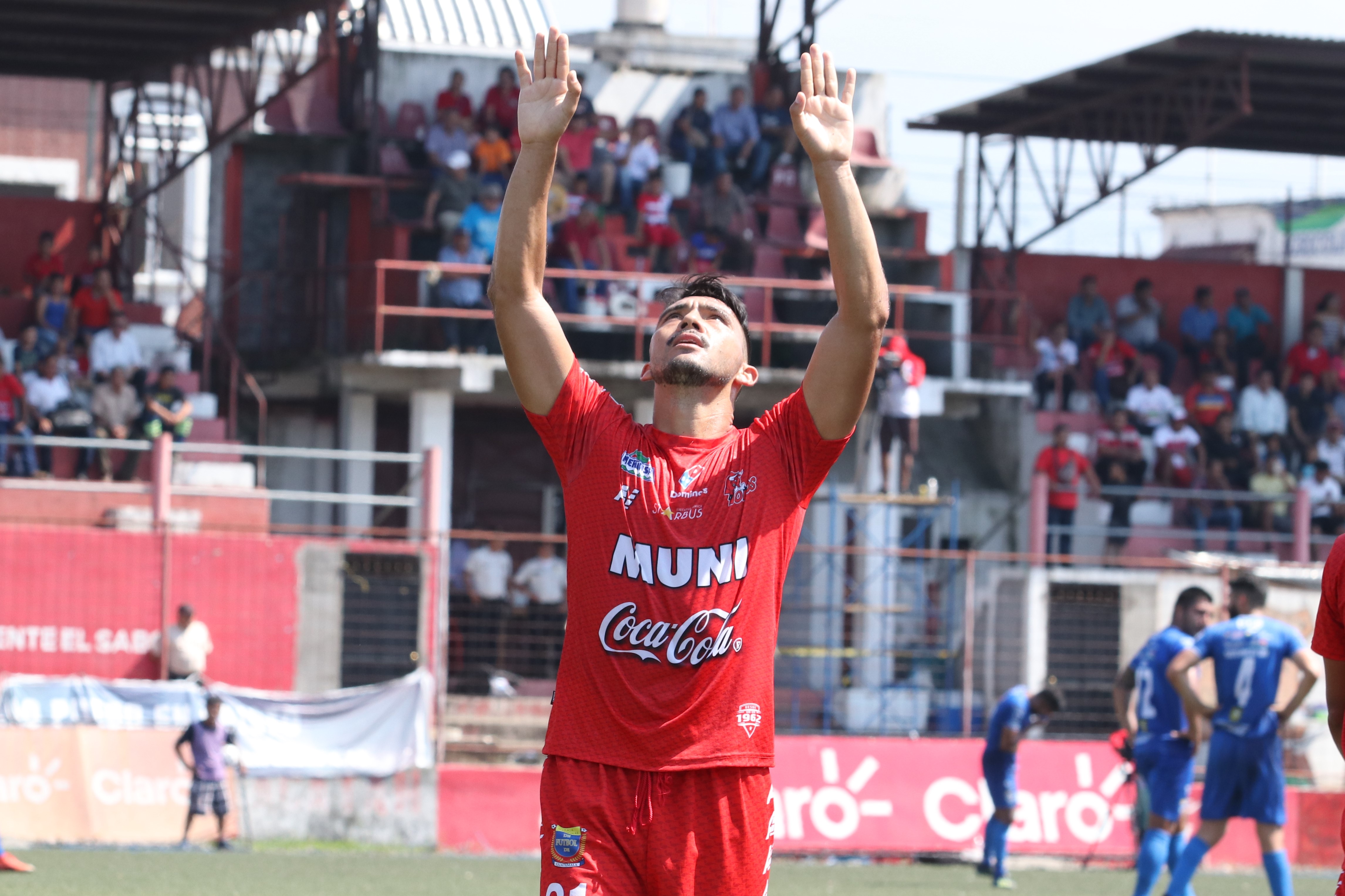 Wilber Pérez festeja en el Estadio Santa Lucía. (Foto Prensa Libre: Raúl Juárez)