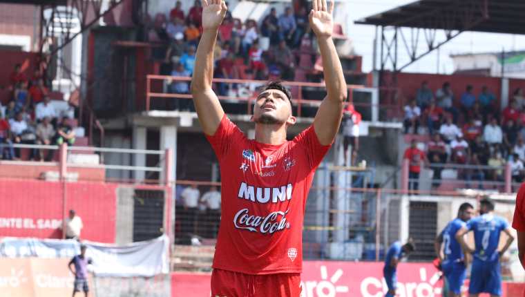 Wilber Pérez festeja en el Estadio Santa Lucía. (Foto Prensa Libre: Raúl Juárez)