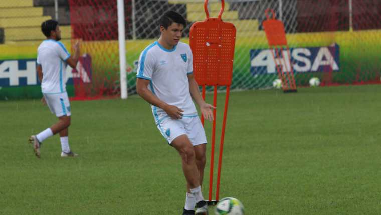 'Chema' Rosales controla el balón durante la práctica de la Selección Nacional en Coatepeque. (Foto Prensa Libre: Raúl Juárez)