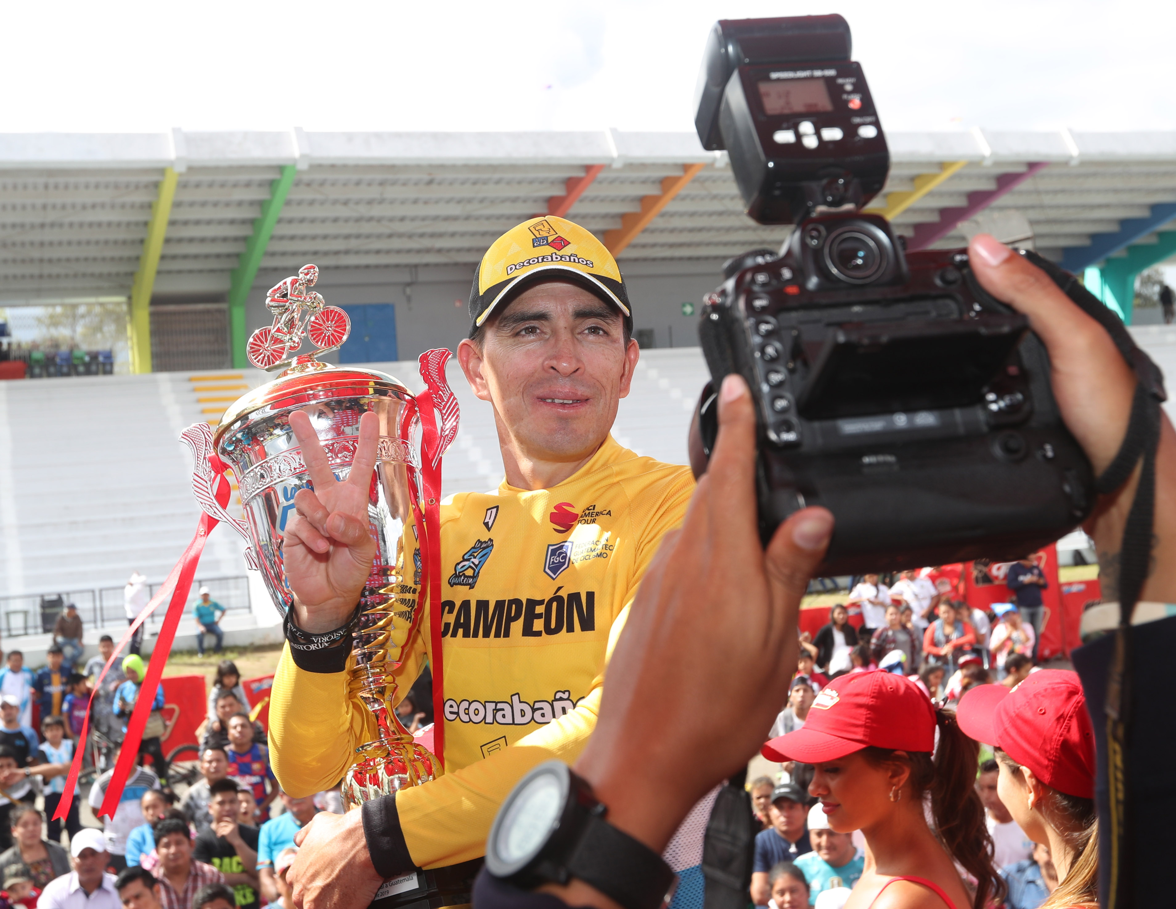 Manuel Rodas festeja el título después de la última etapa de la Vuelta a Guatemala. (Foto Prensa Libre: Carlos Vicente)