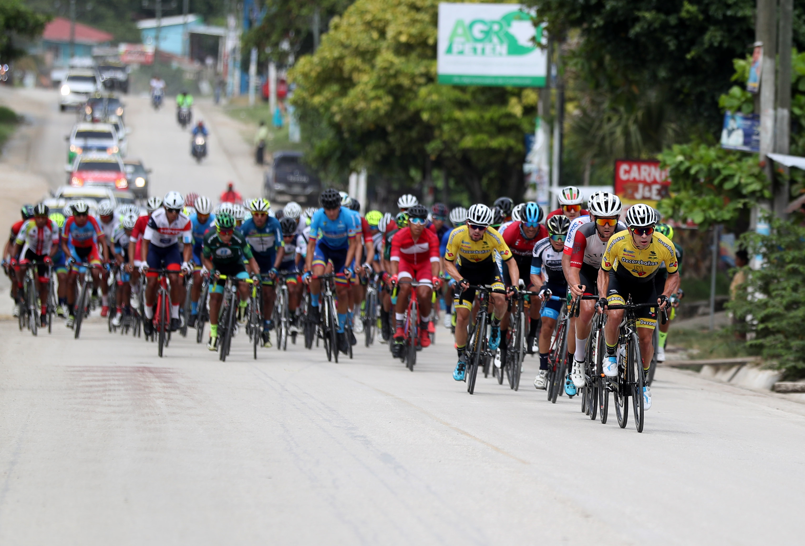 Manuel Rodas lidera el pelotón en la primera etapa de la Vuelta. (Foto Prensa Libre: Carlos Vicente)
