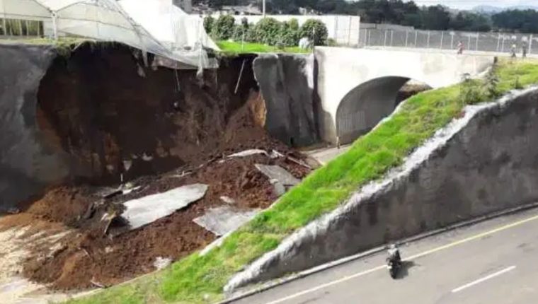 Derrumbes y deslizamientos se han registrado en el Libramiento de Chimaltenango. (Foto Prensa Libre: Hemeroteca PL)
