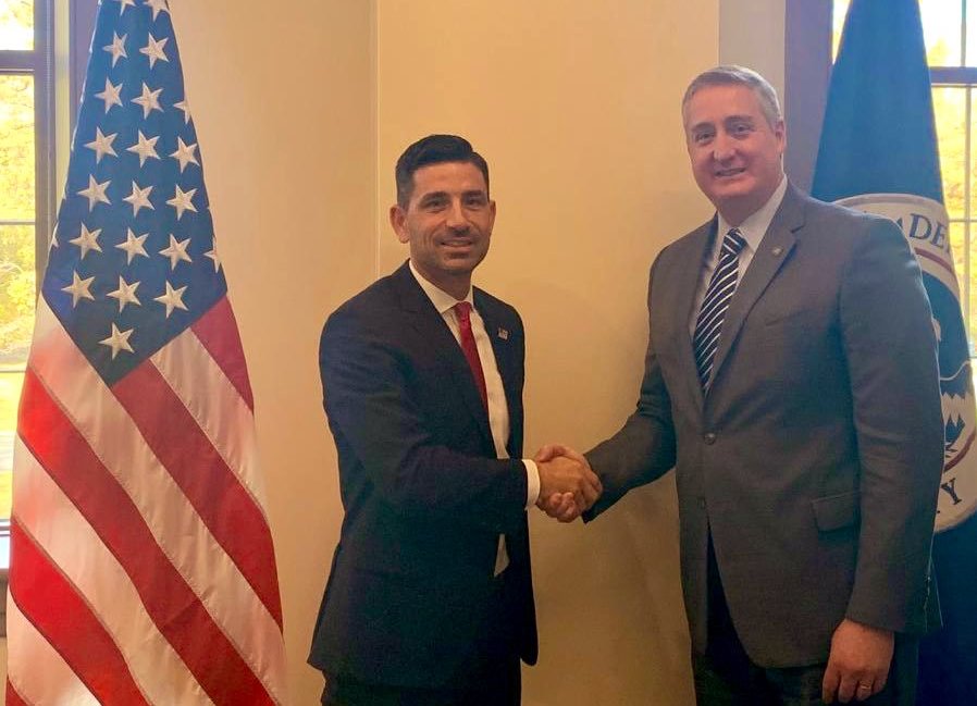 Enrique Degenhart, ministro de Gobernación guatemalteco, y Chad F. Wolf, secretario interno de Seguridad Nacional de Estados Unidos, se reunieron hoy en Washington. (Foto Prensa Libre: Mingob/Twitter)