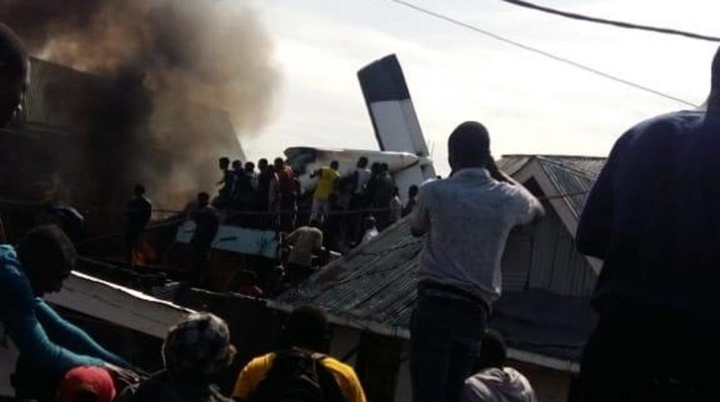 Un avión se estrelló en Goma, Congo. Foto Prensa Libre: AFP