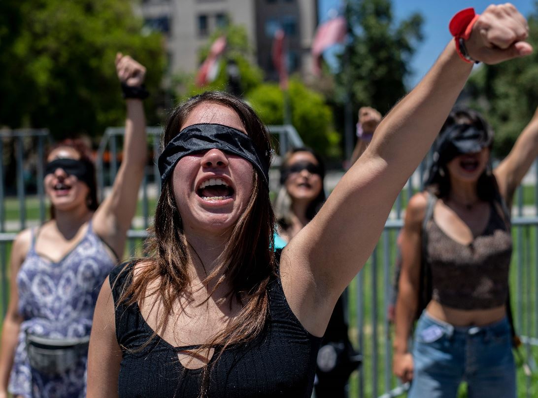 Activistas feministas de Las Tesis protestan contra el gobierno frente al palacio presidencial de La Moneda en Santiago, Chile. (Foto Prensa Libre: EFP). 