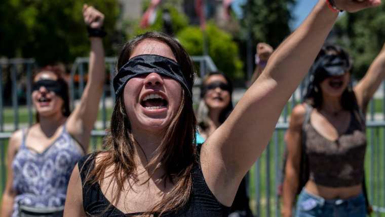 Activistas feministas de Las Tesis protestan contra el gobierno frente al palacio presidencial de La Moneda en Santiago, Chile. (Foto Prensa Libre: EFP). 