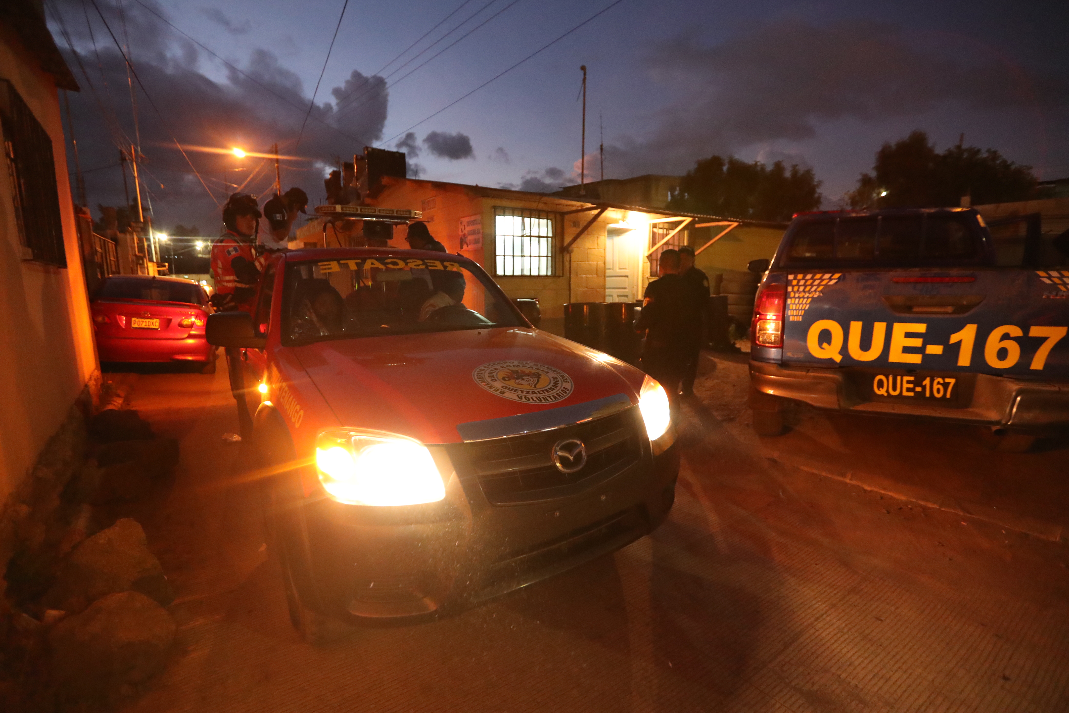 La joven fue trasladada a la subestación de la PNC en la zona 10 de Xela y después al hospital. (Foto Prensa Libre: María Longo) 