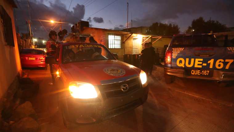 La joven fue trasladada a la subestación de la PNC en la zona 10 de Xela y después al hospital. (Foto Prensa Libre: María Longo) 