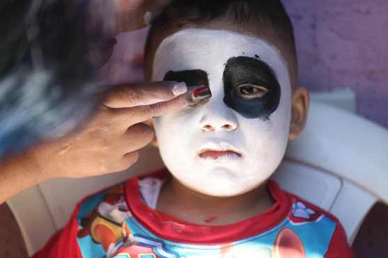 Israel se somete a su primer maquillaje como una Catrina que participará con el grupo "los Intocables". Foto Prensa Libre: Óscar Rivas