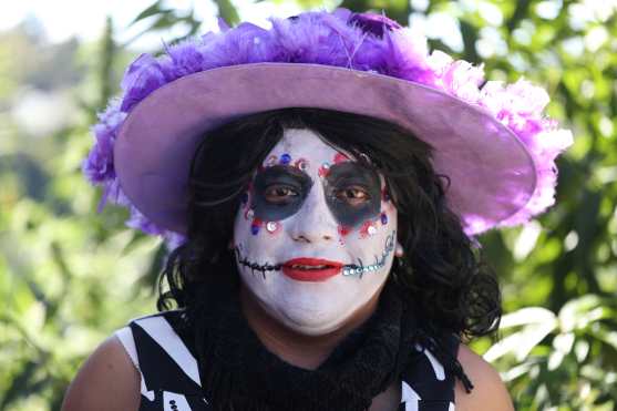 El grupo Intocables mantiene la tradición de utilizar maquillaje y no máscaras para mostrar el trabajo y tradición que les fue heredado. Foto Prensa Libre: Óscar Rivas