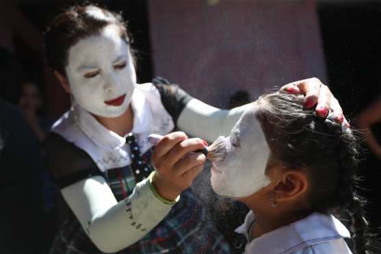 La base del maquillaje es una pintura blanca vegetal y arriba se ponen talco. Foto Prensa Libre: Óscar Rivas