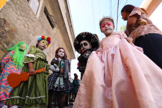 Los Intocables son minuciosos con sus trajes y maquillajes por lo que enseñan esto a los herederos de la tradición. Foto Prensa Libre: Óscar Rivas