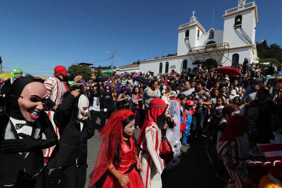 El momento cúspide ha llegado, el inicio del recorrido será desde la iglesia y rodeará las zonas 1 y 2 de Santa Catarina Pinula. Foto Prensa Libre: Óscar Rivas