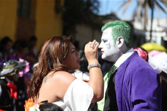  Durante el camino el maquillaje es retocado a los jóvenes del convite. Foto Prensa Libre: Óscar Rivas 