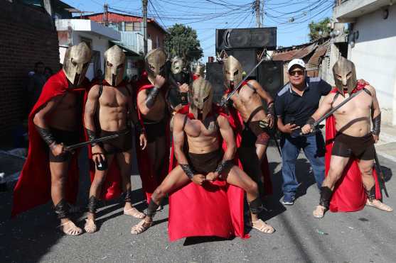 Un grupo lució los trajes de Espartanos de la película 300. Foto Prensa Libre: Óscar Rivas