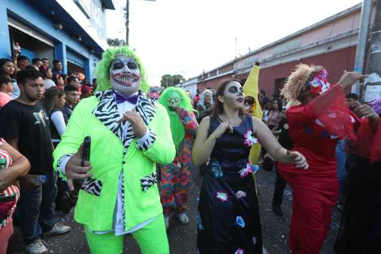 El Guasón fue el personaje del Convite por lo que varias personas utilizaron el traje que lo caracteriza. Foto Prensa Libre: Óscar Rivas 
