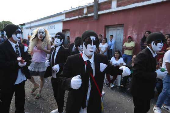 Algunos grupos se identifican al utilizar el mismo disfraz. Foto Prensa Libre: Óscar Rivas