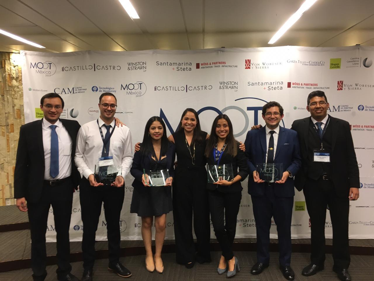 Grupo de estudiantes guatemaltecos que participó en la competencia de Derecho en México. (Foto Prensa Libre: Cortesía). 