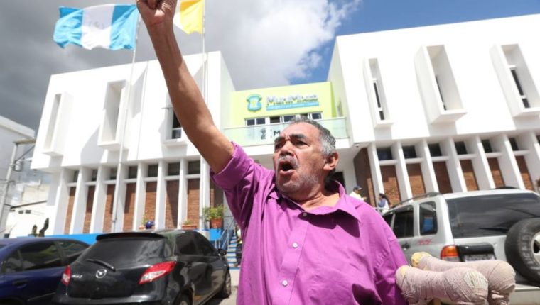 El exempleado Carlos Arturo Hernández, quien usa muletas por un accidente laboral, se manifiesta frente a la comuna de Mixco. (Foto Prensa Libre: Érick Ávila).