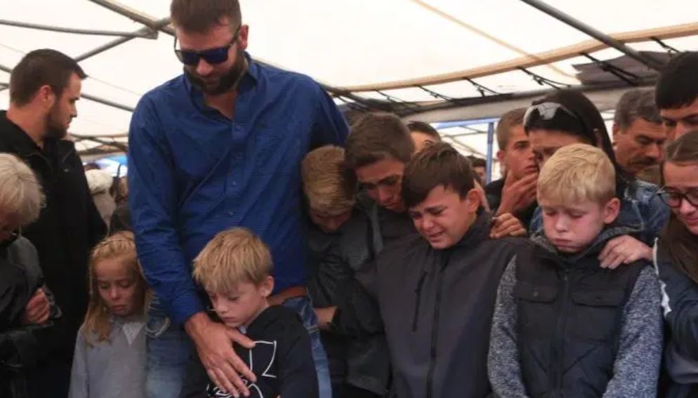 Familiares y amigos asisten al funeral de las nueve personas víctimas de una masacre en el estado de Sonora (México). (Foto Prensa Libre: EFE)