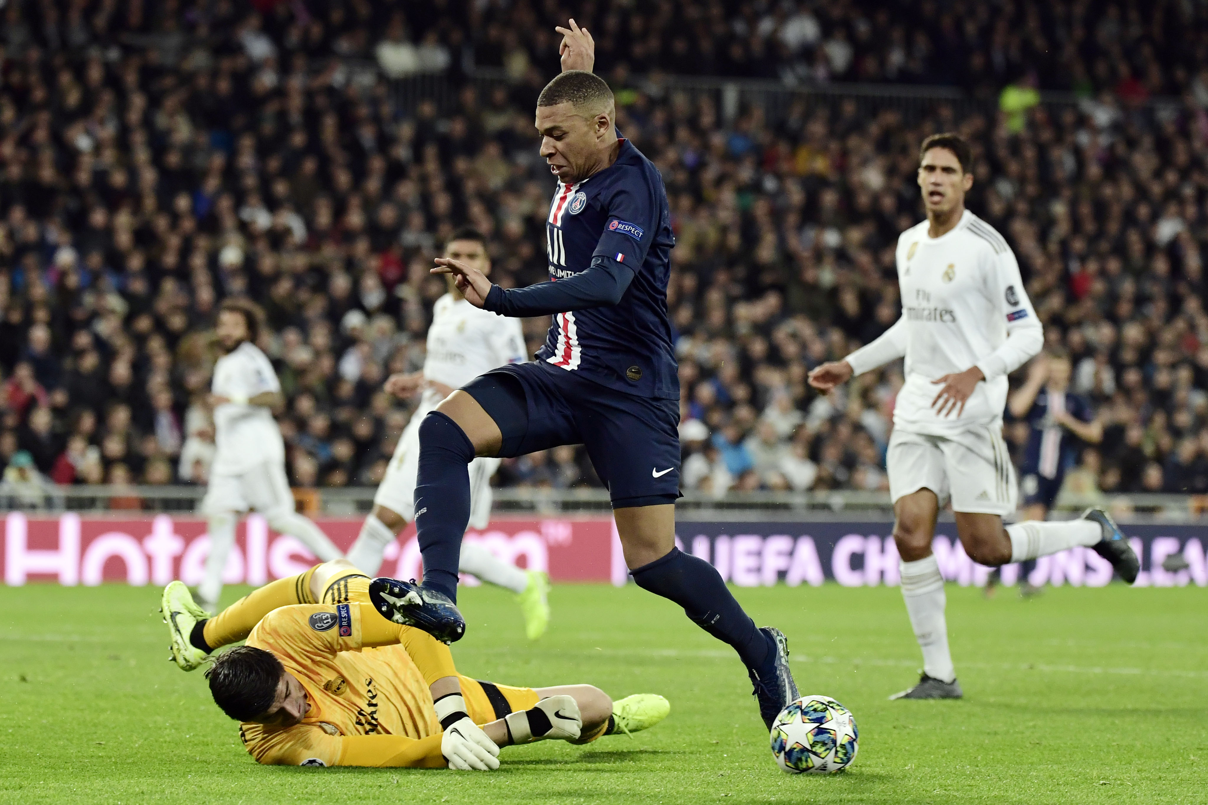 Kylian Mbappé controla el balón durante el partido frente al Real Madrid. (Foto Prensa Libre: AFP)