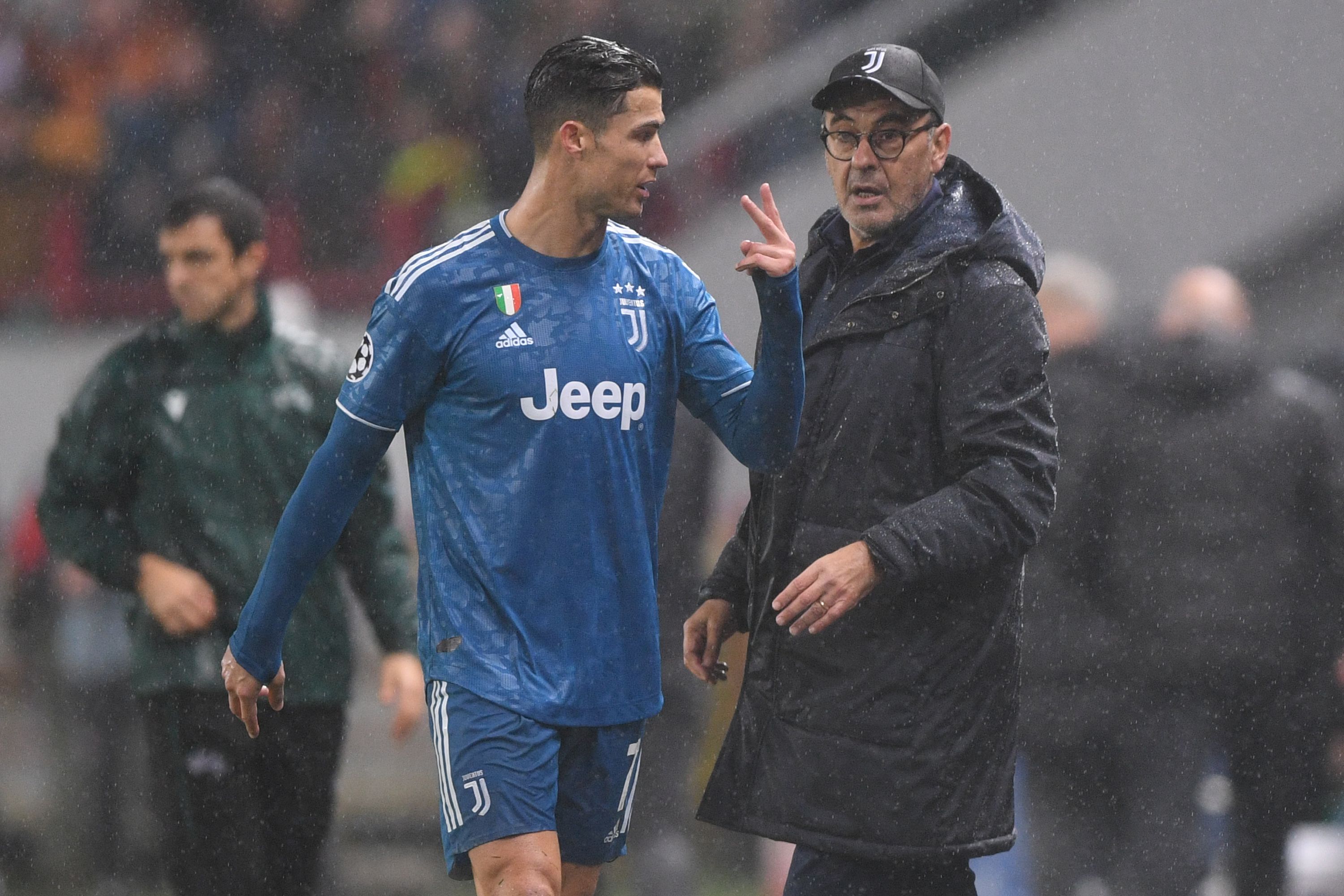 Cristiano Ronaldo le muestra su molestia a Sarri al ser sustituido. (Foto Prensa Libre: AFP)