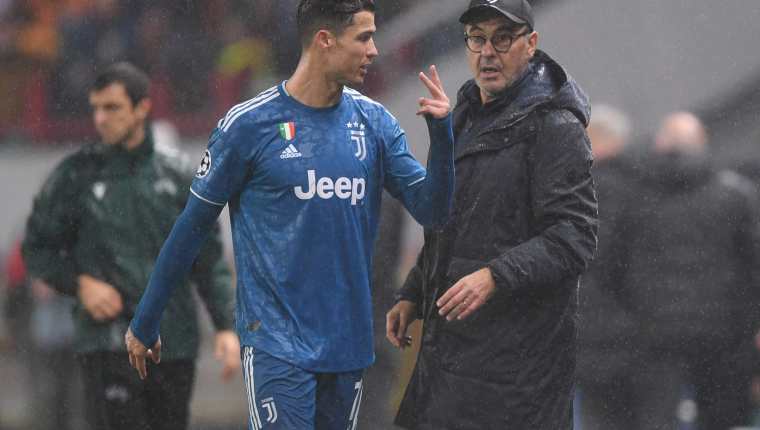 Cristiano Ronaldo le muestra su molestia a Sarri al ser sustituido. (Foto Prensa Libre: AFP)