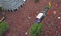 Aerial view of Brazil's Flamengo fans surrounding a bus carrying the Flamengo football team during a victory parade after their Libertadores Final football match win against Argentina's River Plate, Rio de janeiro on November 24, 2019. (Photo by CARL DE SOUZA / AFP)