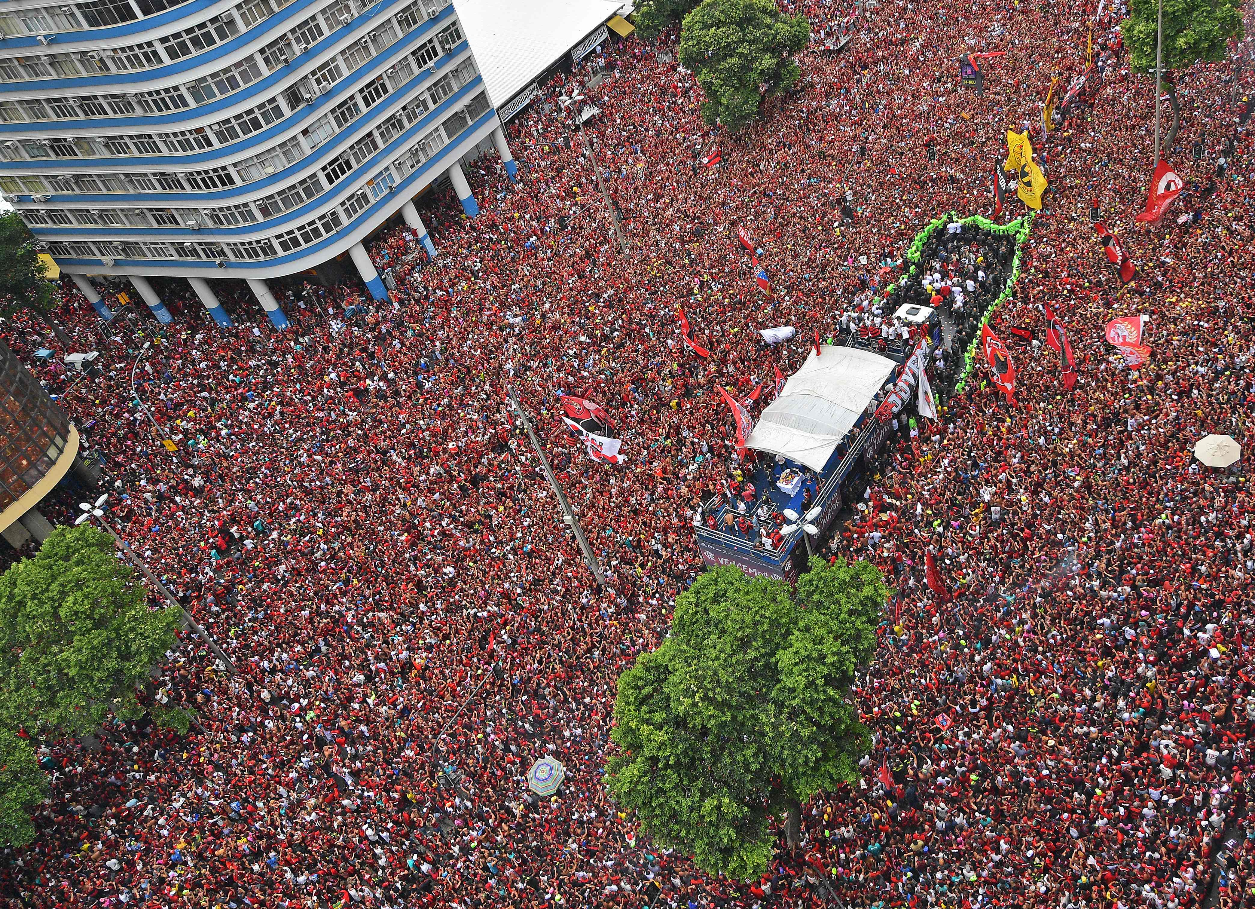 La afición del Flamengo festejó a lo grande en Río de Janeiro. (Foto Prensa Libre: AFP)
