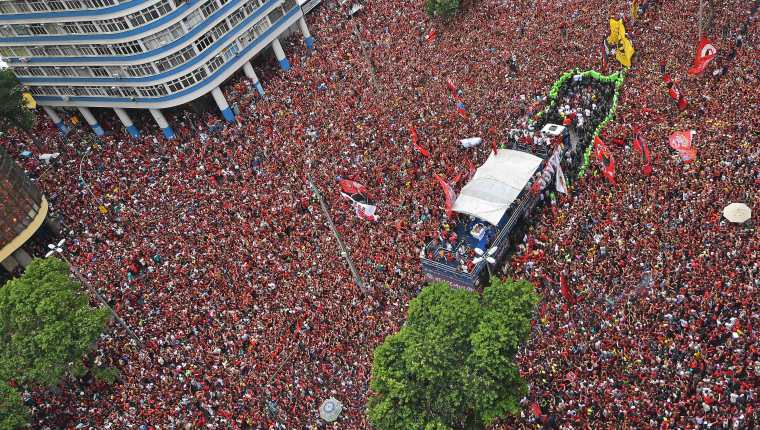 La afición del Flamengo festejó a lo grande en Río de Janeiro. (Foto Prensa Libre: AFP)