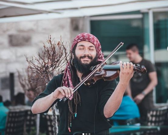 Quién es el violinista guatemalteco que interpretó Luna de Xelajú en Lituania y en qué otras ciudades lo ha hecho