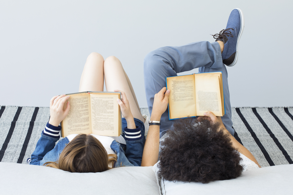 La lectura es un hábito que trae beneficios para la salud, como reducir los niveles de estrés. (Foto Prensa Libre: Shutterstock)