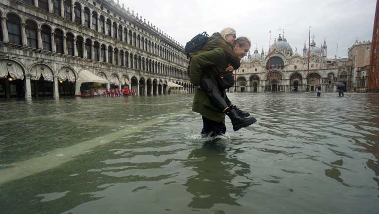 Autoridades advierten de que el nivel de agua seguirá subiendo en Venecia. (Foto Prensa Libre: EFE)