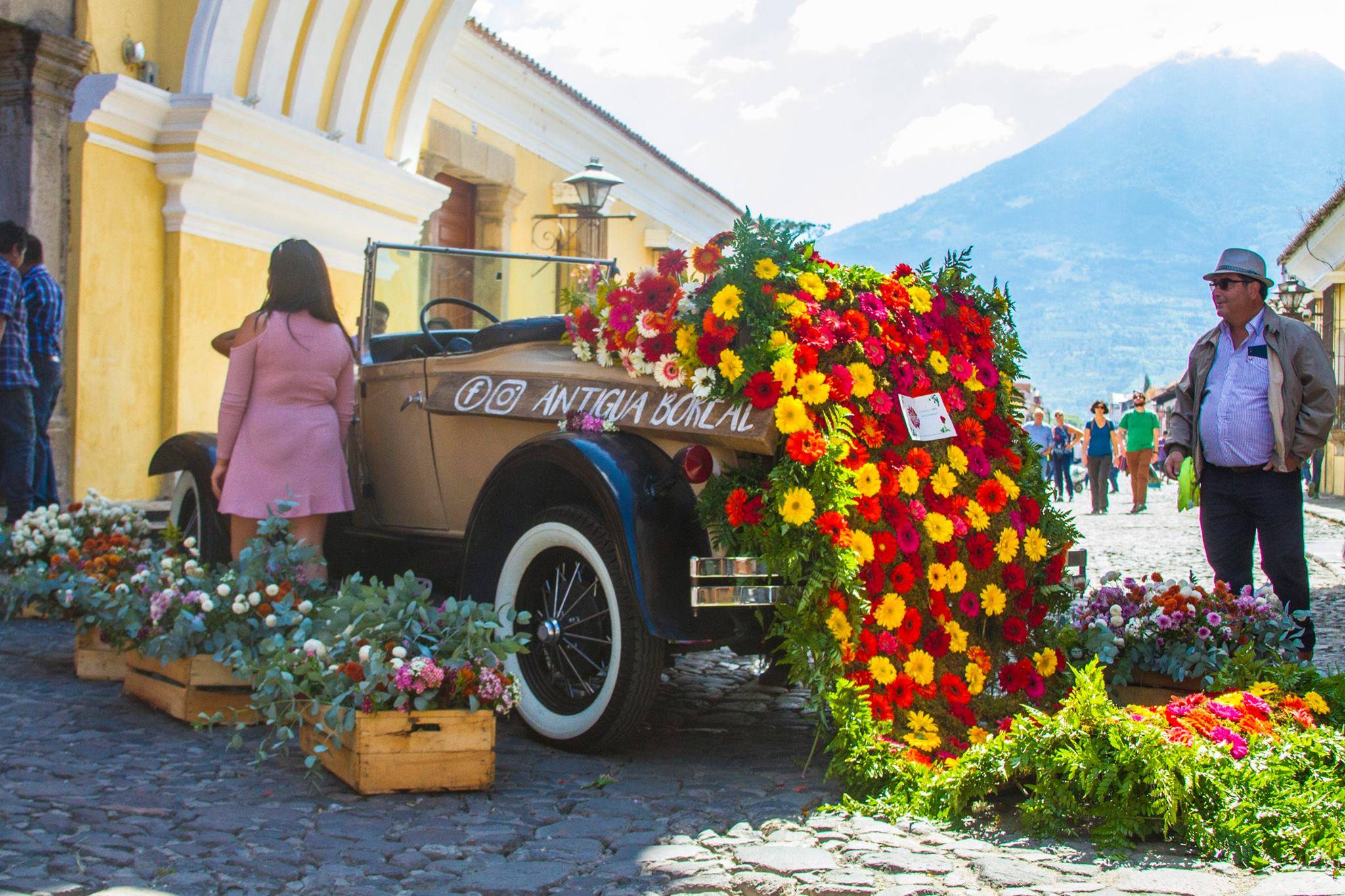 Las calles de la ciudad de Antigua Guatemala serán el escenario del tercer Festival de las Flores. (Foto Prensa Libre: Tomada de Facebook)