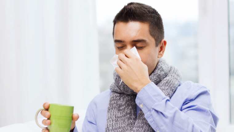 Mucosidad abundante y ojos llorosos son algunas de los síntomas de un resfriado o gripe común. (Foto Prensa Libre: Hemeroteca). 
