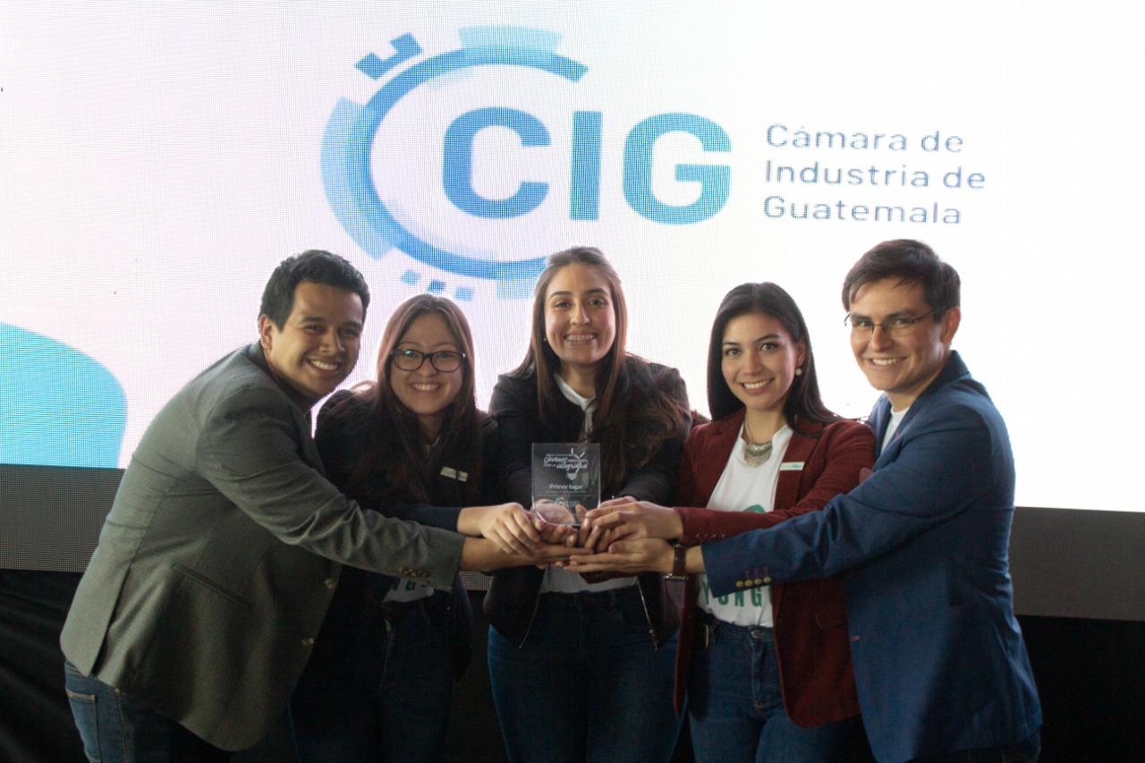 Equipo Yungo de la Universidad Landívar, ganó el primer lugar en la competencia universitaria Innovando por la Integridad. (Foto Prensa Libre: cortesía CIG)