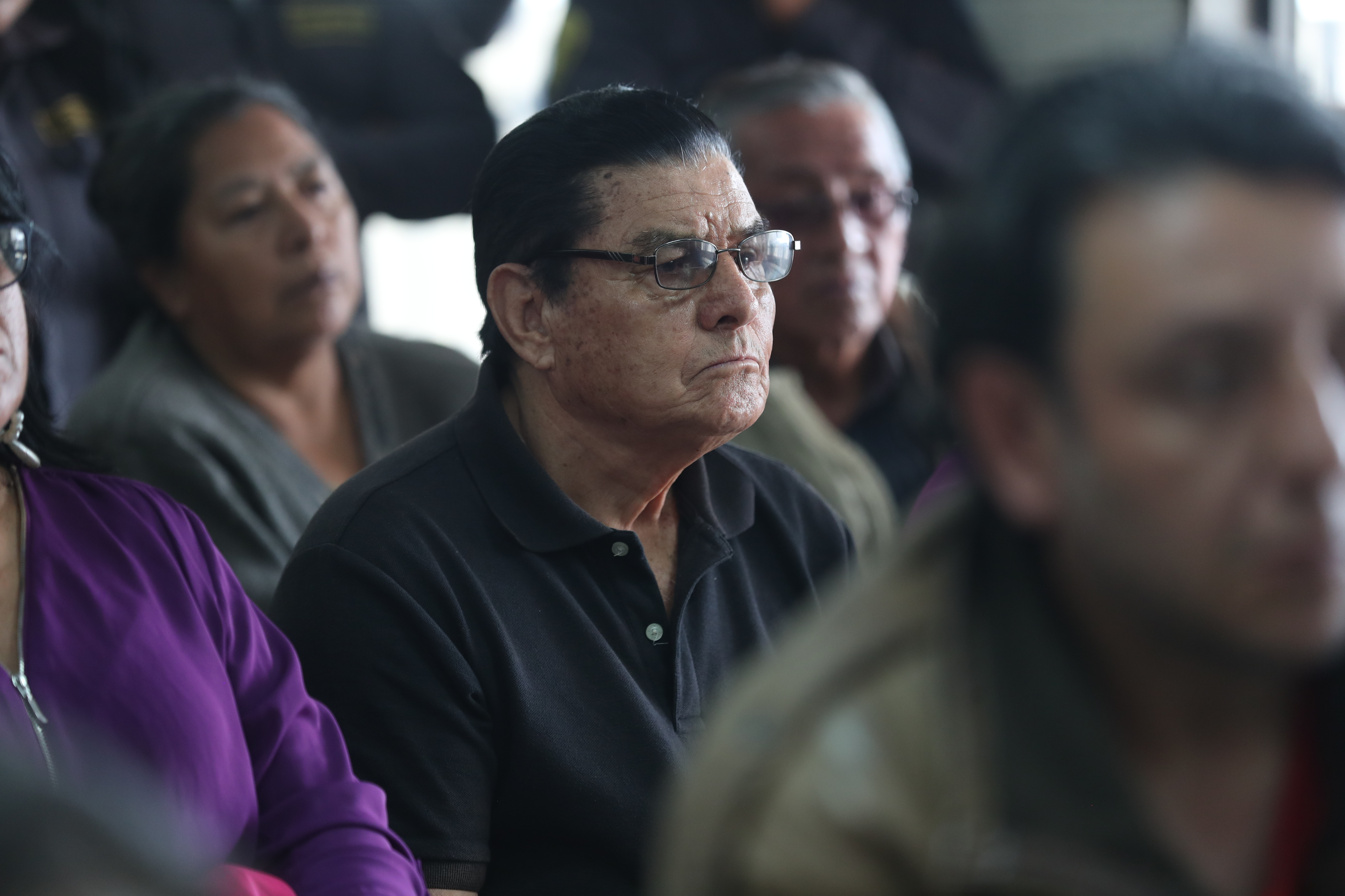 Personas de la tercera edad afectadas por la estafa estuvieron atentas a la resolución del juez en el caso Hunacoop. R.L. (Foto Prensa Libre: Miriam Figueroa)  