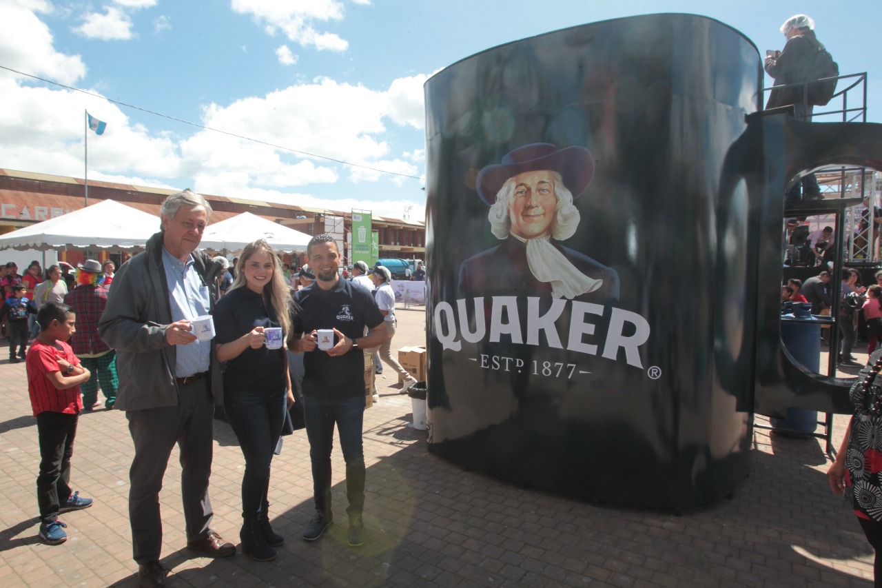 Quaker regaló más de 45 mil porciones de avena mosh Nutremás en la Plaza Barrios. (Foto Prensa Libre: Norvin Mendoza)