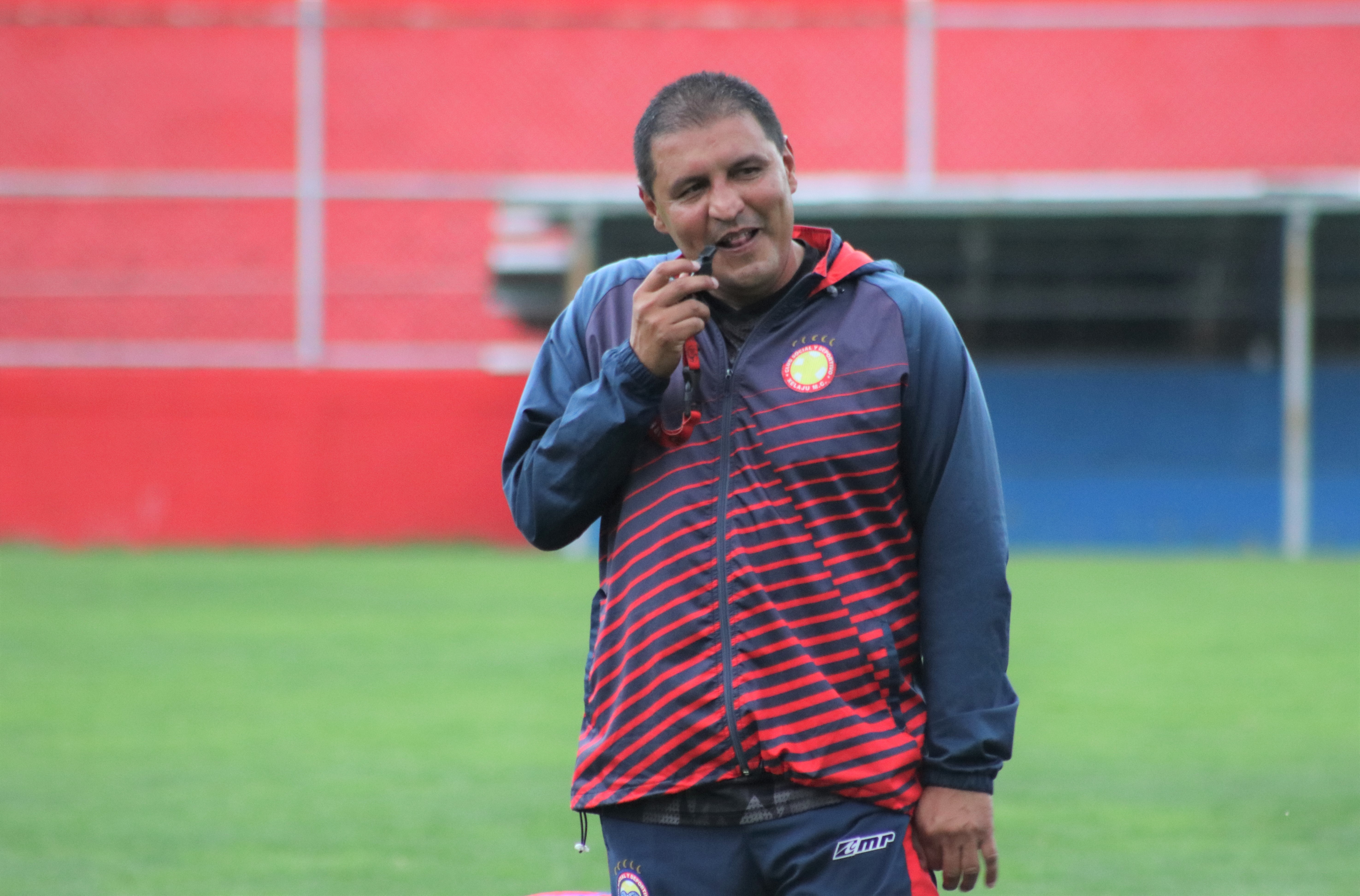 El entrenador Horacio González tiene la confianza en el grupo de jugadores para lograr la clasificación. (Foto Prensa Libre: Raúl Juárez)