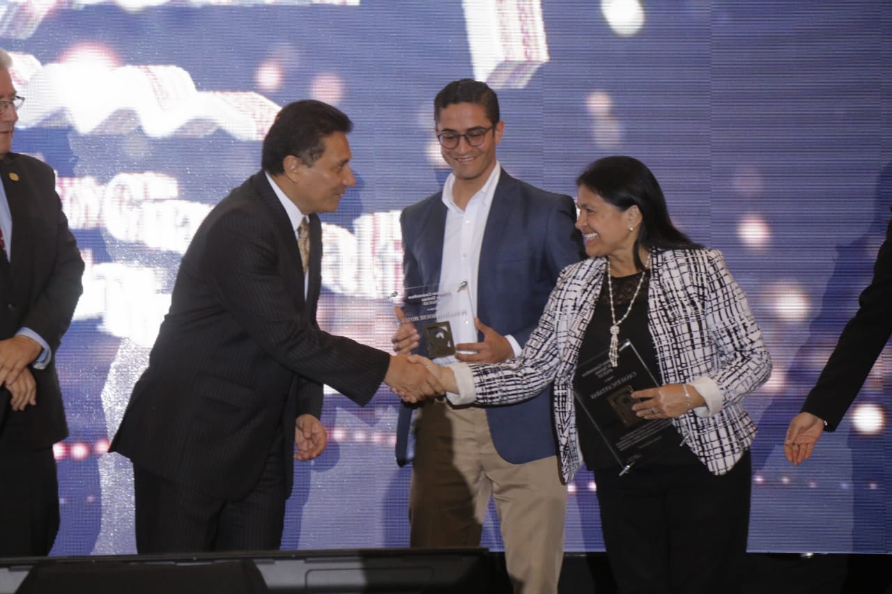 Jorge Mario Chajón, director del Inguat, entregó los distintivos de calidad a empresas del sector turístico de Guatemala. (Foto Prensa Libre: cortesía Inguat)