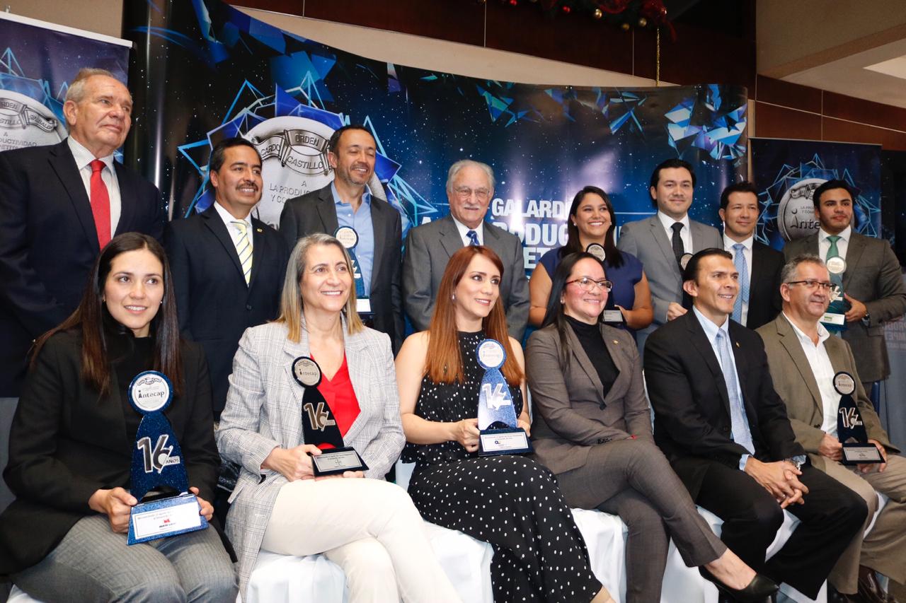 Representantes de las nueve empresas nominadas junto a organizadores del Galardón a la Productividad y Competitividad. (Foto Prensa Libre: Fernando Cabrera)