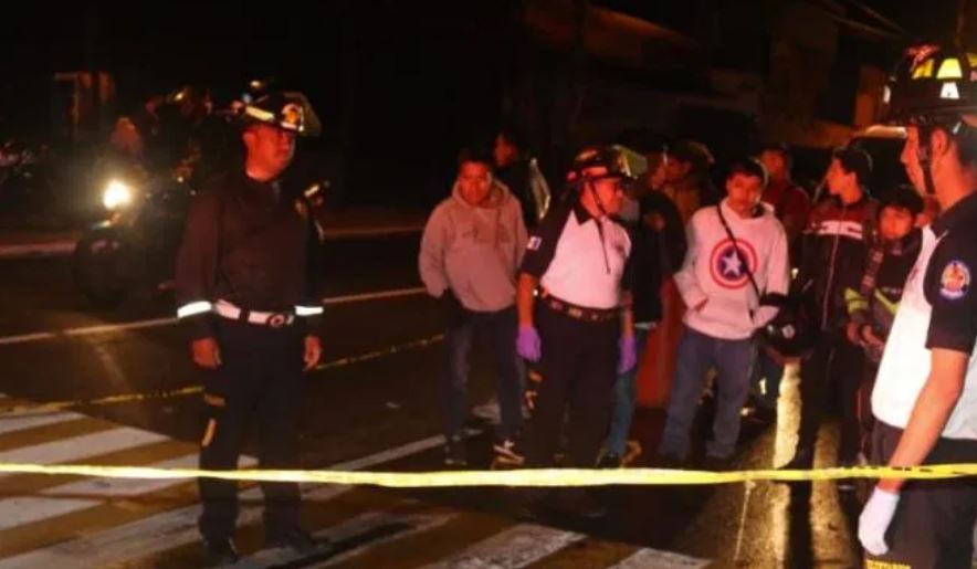 Motorista murió baleado en la en la avenida Petapa y 31 calle de la zona 12. (Foto Prensa Libre: Bomberos Voluntarios)