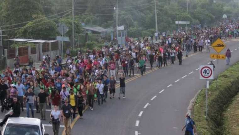 Cientos de hondureños avanzan por territorio mexicano para llegar a la frontera con EE.UU.(Foto Prensa Libre: AFP)