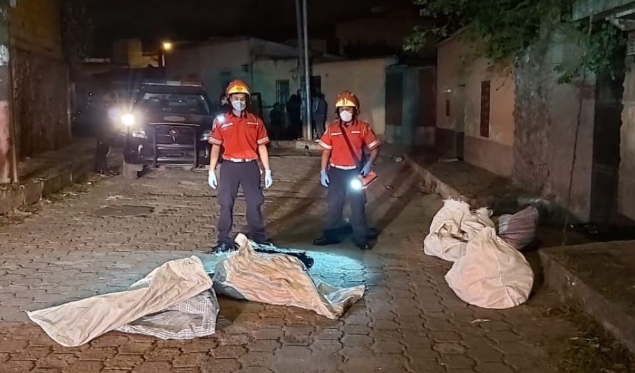 El hallazgo de los cinco cadáveres se registró en la colonia Landívar, en la zona 7 de la capital. (Foto Prensa Libre: Bomberos Municipales). 